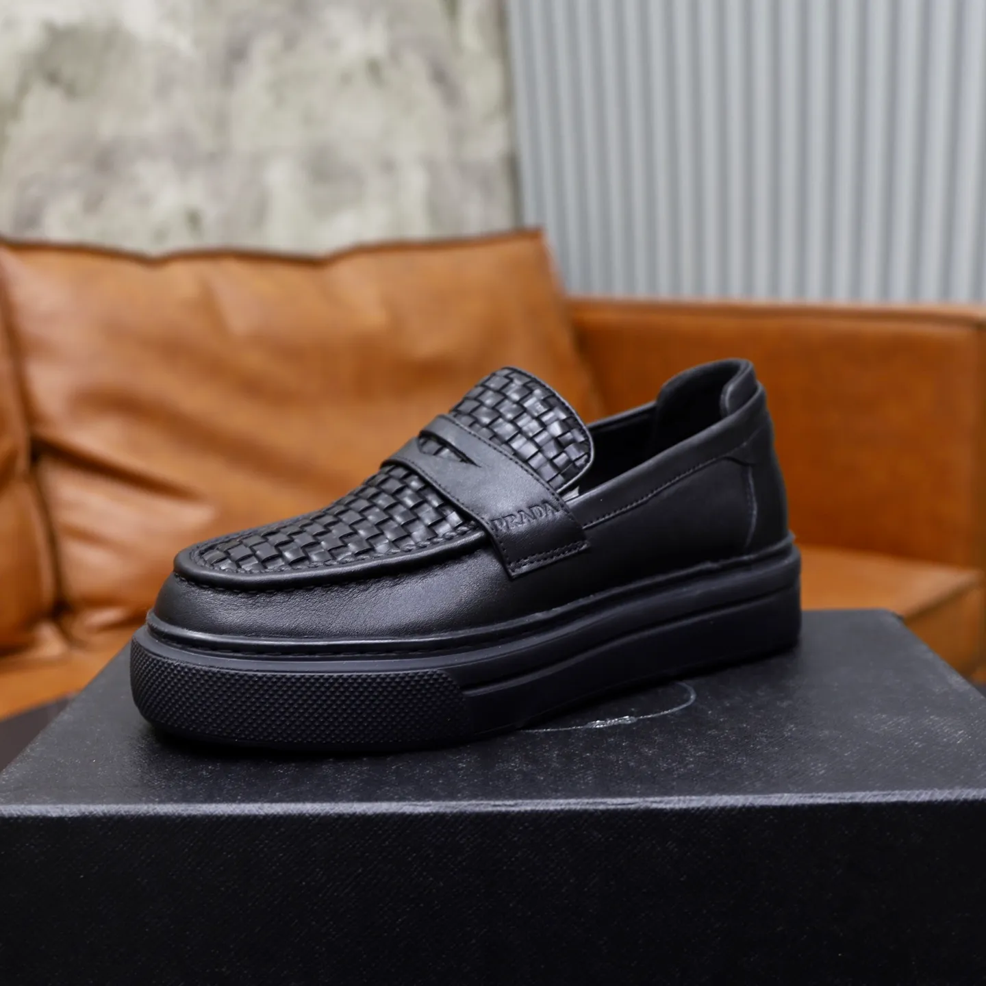 Ex-factory price: 500💰🙅‍♂️🙅‍♂️🙅‍♂️ Brand: PRADA Standard code: Men's code 38-44 (45 can be customized) Grade: Same style as the official website Original order quality Material: Original cowhide surface Comfortable lining Original outsole Style category: Men's fashionable casual leather shoes Distinguished big-name luxury elements Top luxury Color: Color of the actual picture